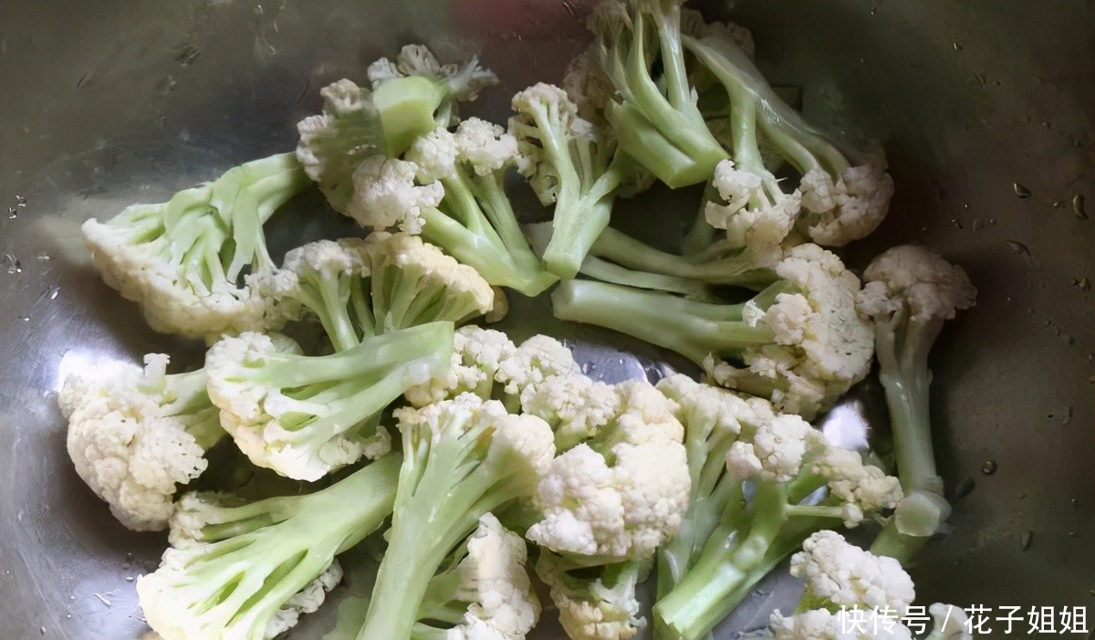 花菜有人焯水,有人直接下锅炒,都错了,看饭店大厨是如何做的