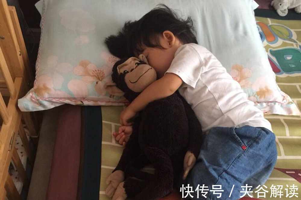 妈妈|父子4人抢妈妈,谁打赢谁和妈妈睡,网友喊话:这是欺负小朋友啊