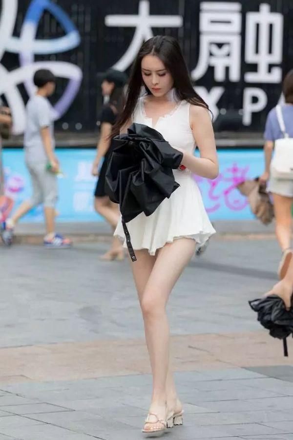 衣服|街拍:任何类型的女人穿上黑色的衣服都很漂亮