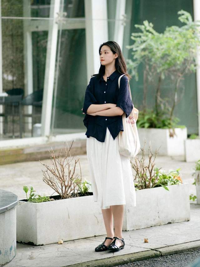 休闲|休闲慵懒风怎么搭?条纹衬衫+棉麻长裤简约洋气,气质又优雅