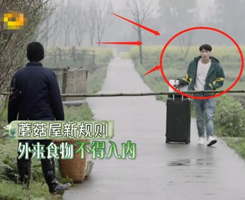 张艺兴一如既往的有礼貌，看他录制节目对船长的举动，又被圈粉了