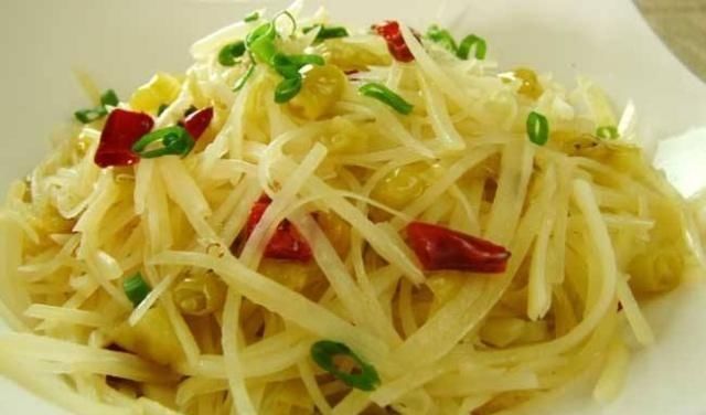 酥脆可口|炒土豆丝,不要用盐水浸泡,把盐水变成“它”,酥脆可口