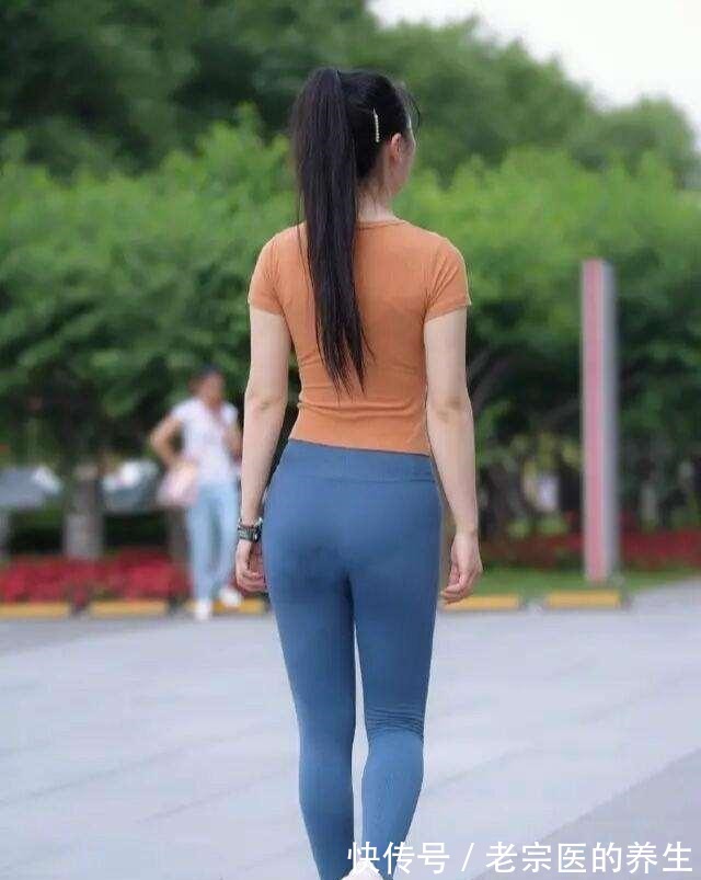 高跟鞋 蓝色打底裤搭配粉色时尚上衣,具有一定的气质,能满足日常需求!