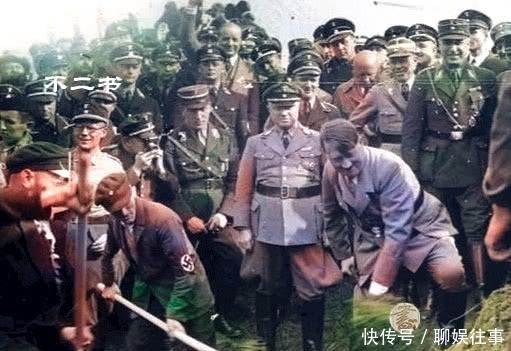 柏林|上色老照片:美军士兵模仿希特勒、犹太裔人被杀戮的真实镜头