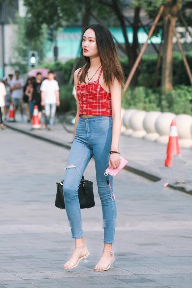 简约百搭的牛仔裤，打造时尚的潮流风，感觉十分的清新脱俗