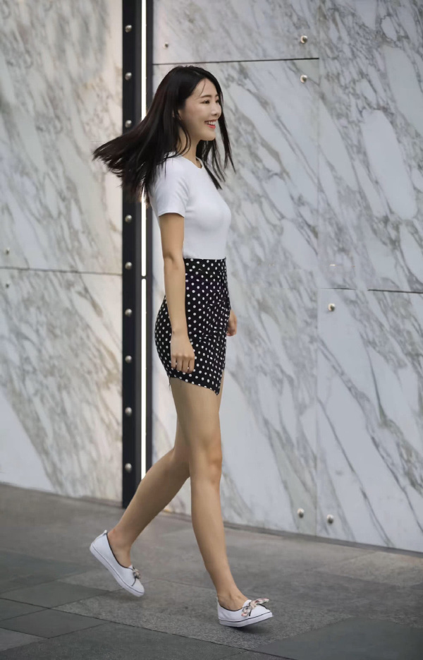 鞋子 鞋子买小两个号,走路前脚不敢着地,换我早“光脚丫子”了