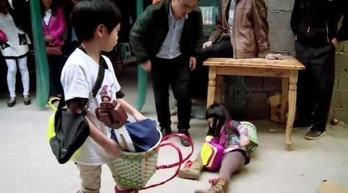 哥哥|哥哥亲近刚出生的妹妹,妹妹就莫名哭泣,妈妈打开襁褓脸都变白了