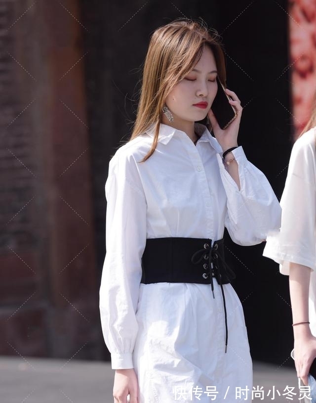 腰封 夏末初秋的时尚穿搭,白色长款衬衫裙加上黑色腰封,搭配干练利落