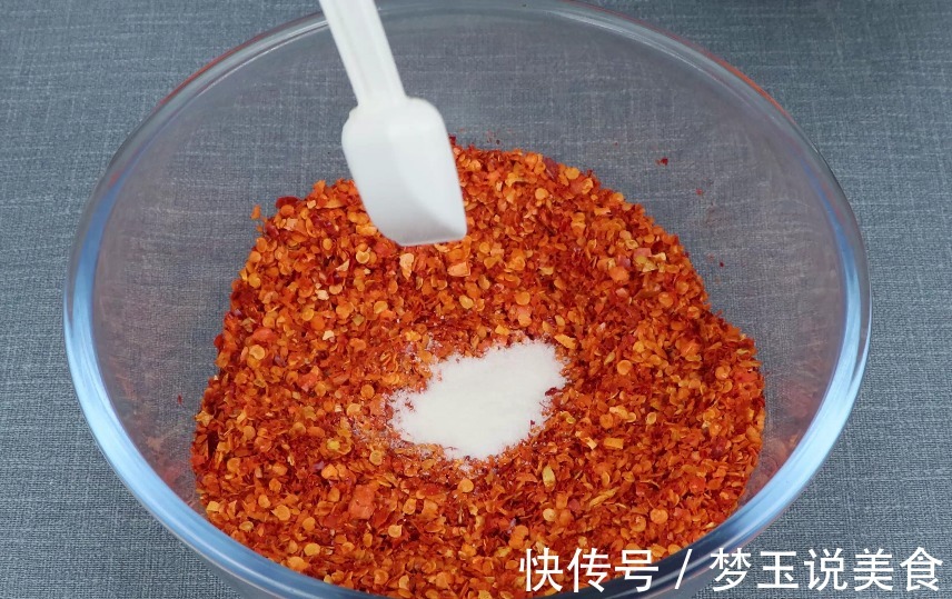 做辣椒油时,直接淋热油是错误的,教你一个做法,辣椒油又香又辣!