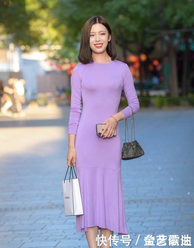 美女一件连衣裙,硬是穿出了紧身衣的效果!