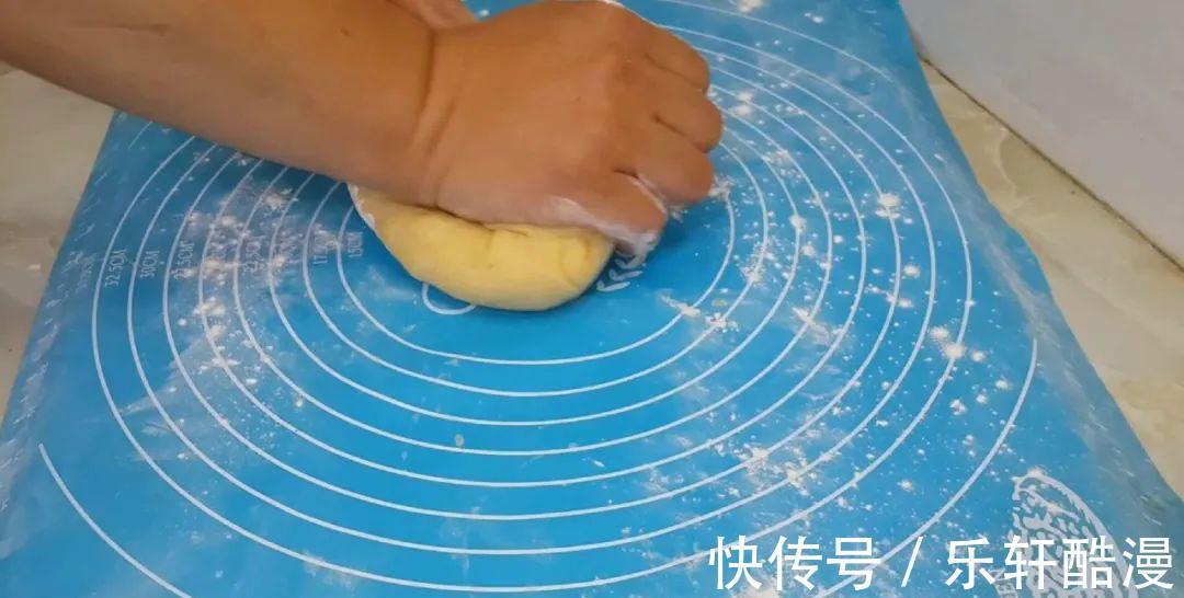 面粉|3个鸡蛋，1斤面粉，大刀一切，松软香甜不刷油，我家一周吃五次
