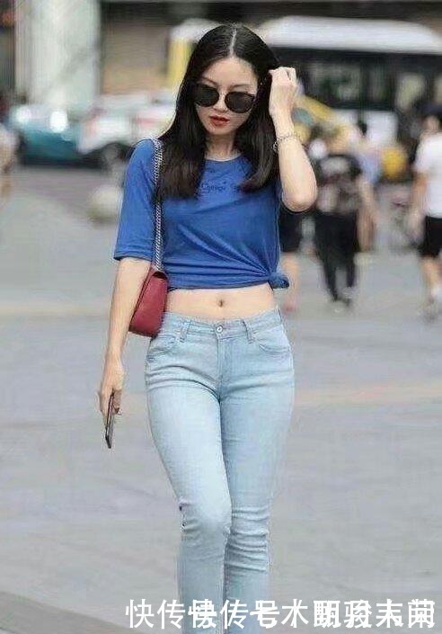 小姐姐爱穿时尚牛仔裤，勾勒的身材比例更加完美，时尚又百搭
