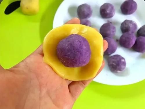 美食优选：不用烤箱，一口平底锅就能做的网红小吃，松软细腻，做法超简单