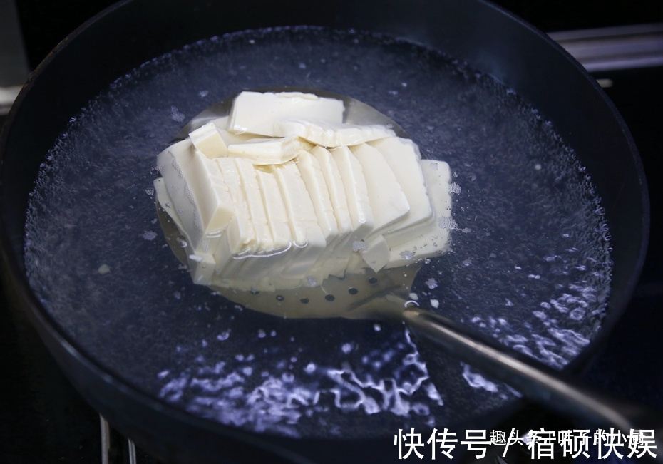 豆腐吃了几十年,第一次如此做,30年大厨亲授,太香了,只花5元