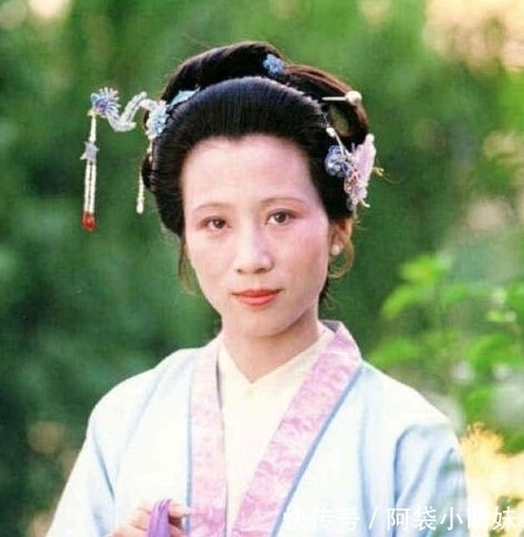 鹤氅#下雪了,红楼大观园姐妹聚会,4个女子没穿红斗篷,她们都是寡妇