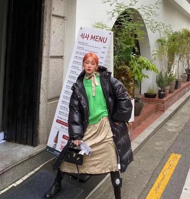 人手一件的黑色羽绒服,怎么穿才不沉闷?内搭这3个颜色,特时髦