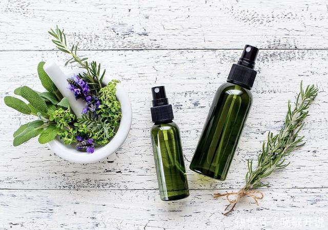 去角质|大部分人都用错!爽肤水的正确用法,有效保湿、去角质和收毛孔