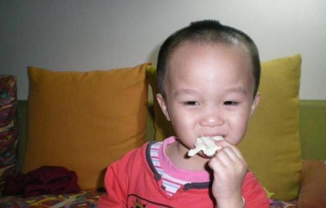 速食|4岁女童不再长高,比“垃圾”还脏的零食,多数孩子都在吃