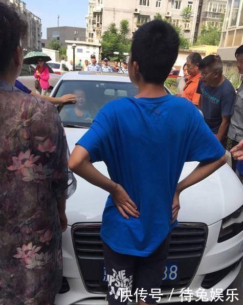 警察|2岁男孩被粗心家长锁车内，警察也无能为力，孩子一个举动自救