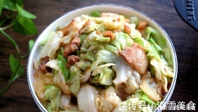 这菜我家隔两天就要炒一次，1颗菜炒2盘，叶子用手撕，加肉更香