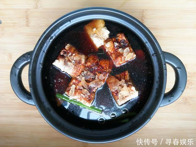 肉类|东坡肉怎么做？别用清水炖，正确做法5勺料汁焖一焖