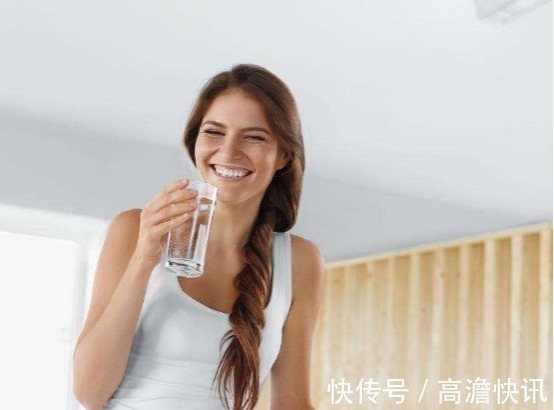 蜂蜜水|早晨空腹喝水很养生专家早晨喝水不注意这三点,还不如别喝