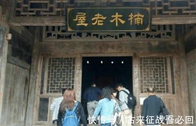 木屋$老农住价值8亿金丝楠木木屋,100万卖给投资商,今搬回乡下盖新房