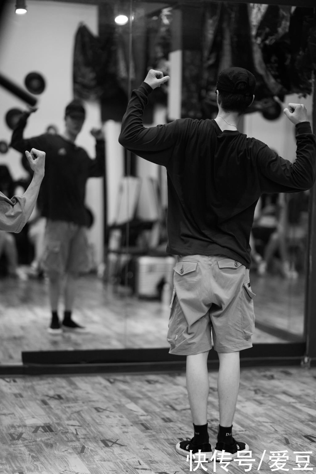 yibo|210818 YIBO放出王一博练习室花絮照 每一块地板上都有着数不清的汗水痕迹