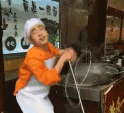 |搞笑GIF:霸气了我的姐 这辈子见过最拉风的走路姿势