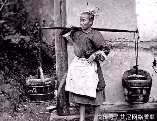 晚清时期|晚清时期老照片：女子媚态毕露