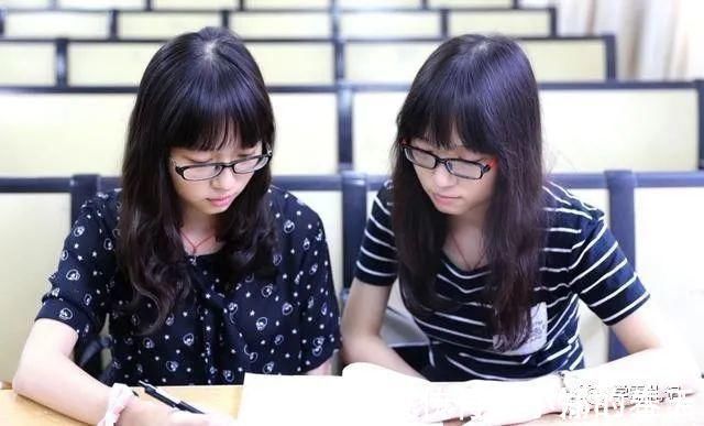 亲爱的|双胞胎姐姐抱双胞胎弟弟逛街,引路人围观:父母上辈子拯救了地球!