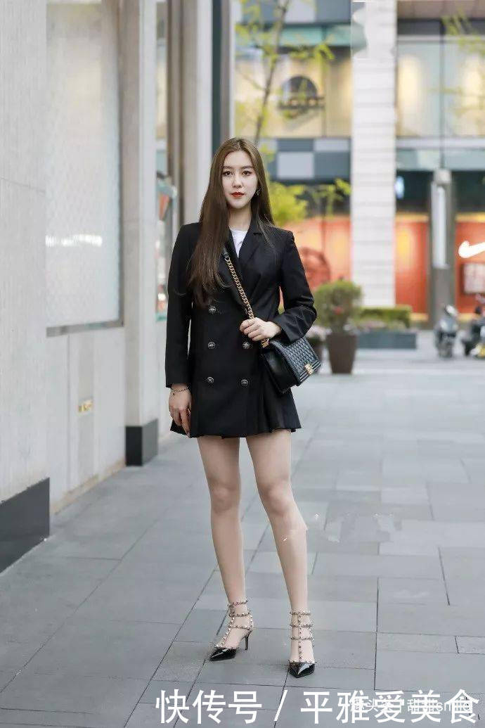 美女脚上搭配一双高跟鞋,在视觉上看起来非常