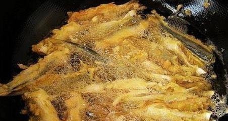 炸小鱼，直接用面粉就错了！大厨教你正确做法，外酥里嫩，不回潮