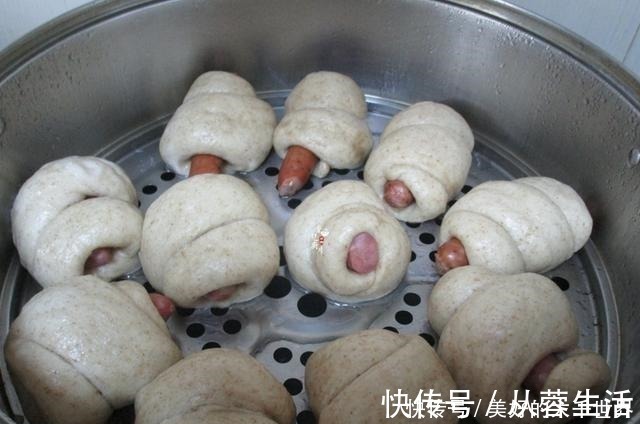 香肠馒头卷|最近，儿子迷上了这早餐，随手一卷一蒸，比肉包好吃还简单
