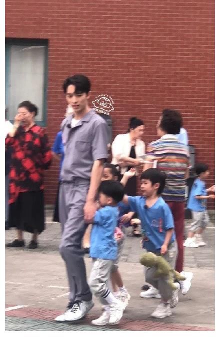 屁股|许魏洲屁屁肯一定被打肿了！一群熊孩子追着他打屁股怎么也撵不走