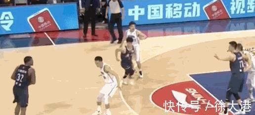 防守|外援跑错战术后,徐杰连做两个手势指挥外援传球破掉对方防守阵型