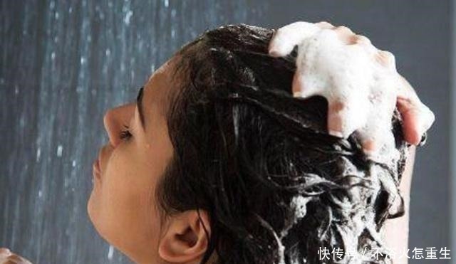脱发|女人洗头时,别刚打湿就抹洗发水,怪不得脱发还油得快!