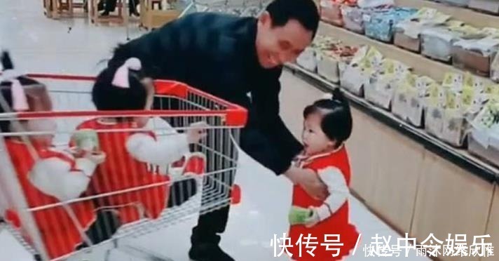 爷爷|爷爷带三胞胎逛超市,不料宝宝们却做出这样的反应,爷爷好想哭