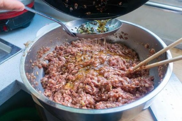 肉馅|调肉馅时,先加盐还是先加油记住3个顺序,肉馅鲜嫩多汁,真香