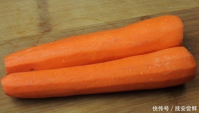 做法|家里小孩不爱吃胡萝卜,把它换个做法,出锅孩子抢着吃,解馋