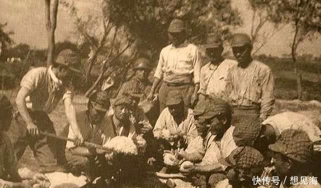 吃饭|日本鬼子吃饭真实老照片,强迫中国妹子倒茶