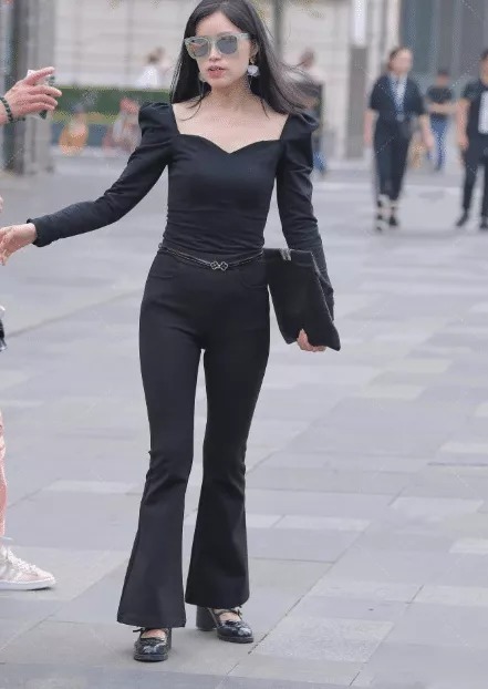 经典黑也能释放出时髦感,开领上衣搭配喇叭裤,得体又耐看