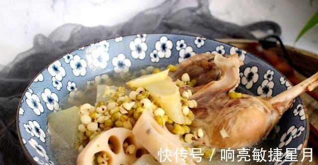 炖排骨|排骨焯水会变柴如何正确做以下这种做法,焯水不柴又美味!