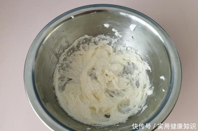 夏天不用烤箱也能做蛋糕,1搅1拌就完成,入口即化,孩子超爱吃