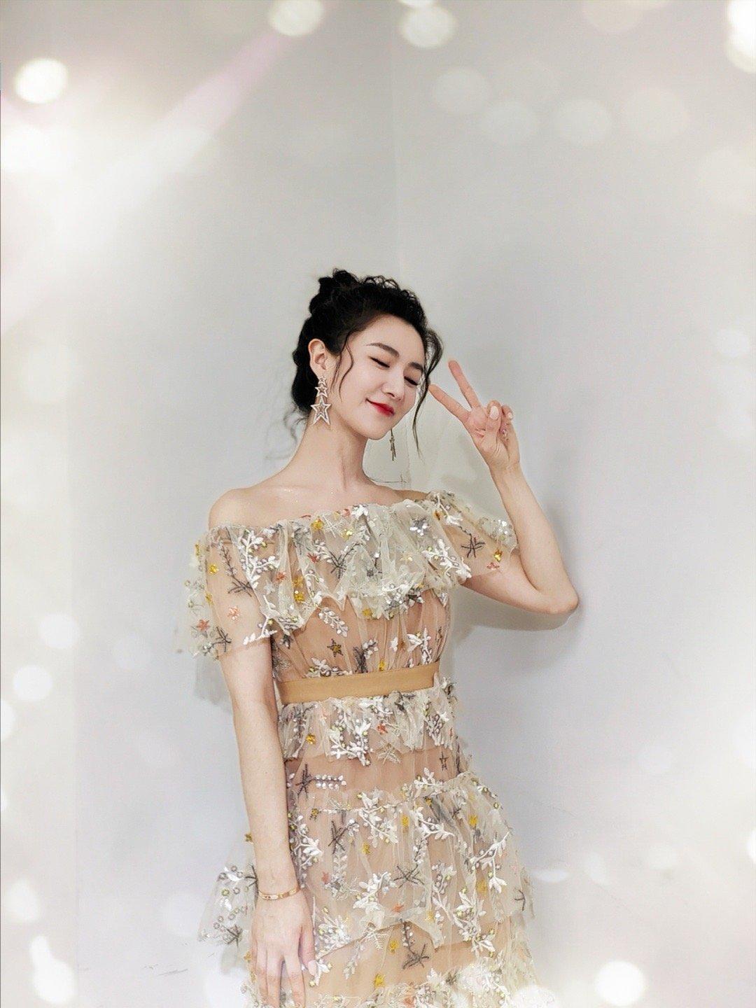 薇娅果然很会穿,黄色T恤搭配高腰裤青春活力,时尚气息扑面而来