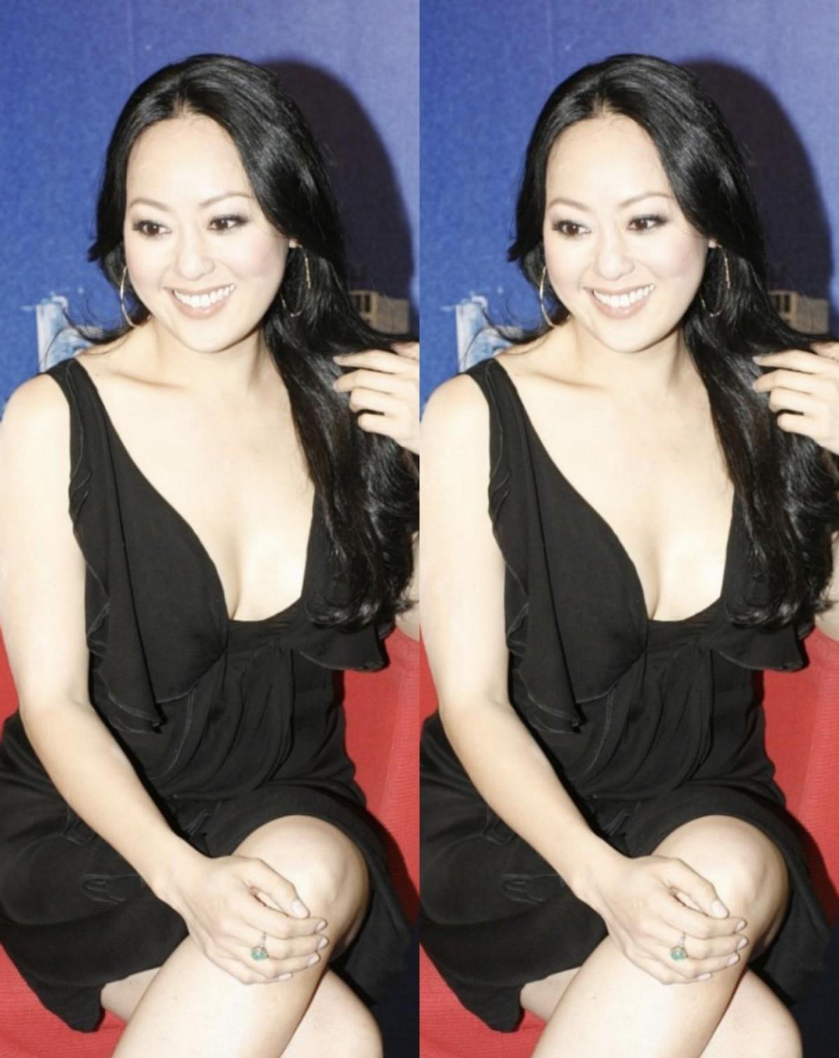 性感|章小蕙年轻时也有着“尤物身材”, 领子开得这么大, 还好不庸俗