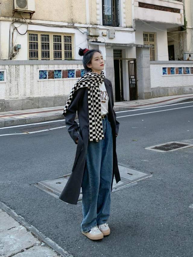 上身|秋冬季节想要穿出氛围感,红色毛衣搭配牛仔裤,高级又显气质