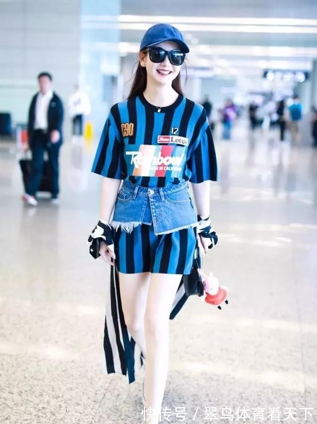 细长腿 短发的马伊琍也不乏女人味,穿条纹衫+短裤走机场,细长腿真加分!