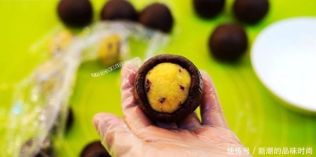 喜欢巧克力和椰蓉的试试这月饼,太香了!其它月饼一比都是浮云了