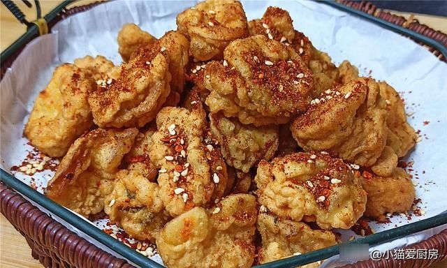过节我家常吃椒盐杏鲍菇，5块钱做一盘，简单一炸，嚼着比肉香